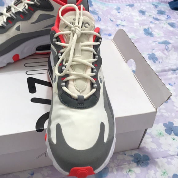 Air max 270 used men 9.5 comfort running sneakers - Picture 2 of 3